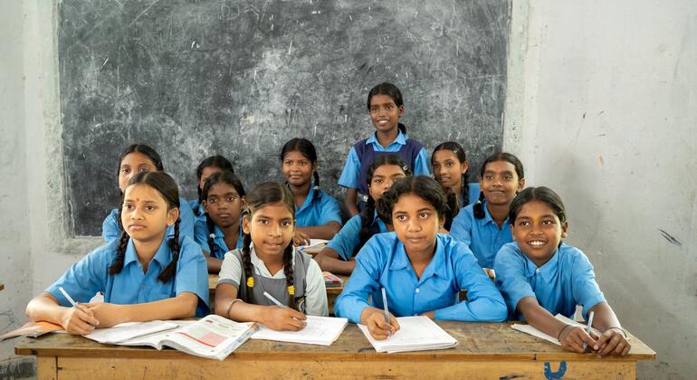 Ученицы в Пурнии, Индия, участвуют в программе инклюзивного образования.